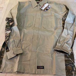 Wrangler -  NWT- Mens tan camouflage long sleeve shirt, XL